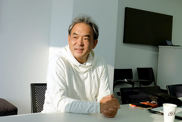 足立氏
